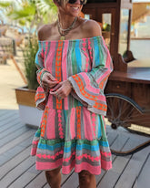 Båtringad klänning med klockärmar